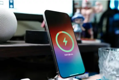 济南苹果15换屏服务分享用什么充电器给iPhone15充电更好 